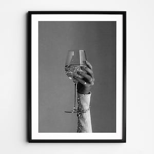 ワイングラスを持つ女性のウォールアート、白黒プリント、ビンテージ写真、フェミニストポスター、アルコールアート、バーカートプリント、レトロな壁装飾