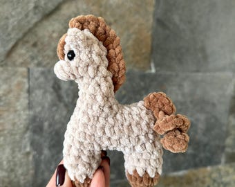 SCHEMA ALL'UNCINETTO senza cuciture "Cavallo di Natale". Schema PDF in inglese. Giocattolo amigurumi. Peluche. Animali di peluche.