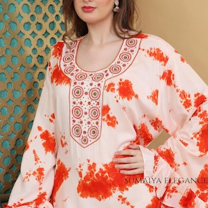 Bohemisk sommarkaftan med iögonfallande ärmar, elegant broderad strandklänning, böljande semestermaxiklänning, romantisk långklänning med volanger