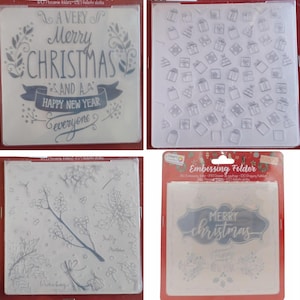 Könnte beinhalten: Vier transparente Prägeordner mit weihnachtlichen Motiven. Ein Ordner hat den Text "A Very Merry Christmas and a Happy New Year everyone". Ein weiterer zeigt Geschenkbox-Muster. Der dritte hat Stechpalmen- und Winterbeeren-Designs. Der vierte hat den Text "Merry Christmas".