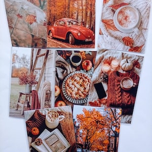 Può includere: Una collezione di otto stampe rettangolari con temi autunnali, tra cui un'auto rossa in una foresta, un ombrello trasparente con foglie, una torta di zucca, un maglione lavorato a maglia con una tazza di caffè, un libro intitolato The Pumpkin Spice Cafe.
