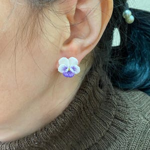 Stiefmütterchen Ohrstecker, realistische weiß lila Blume Ohrringe, Miniatur Stiefmütterchen Ohrstecker