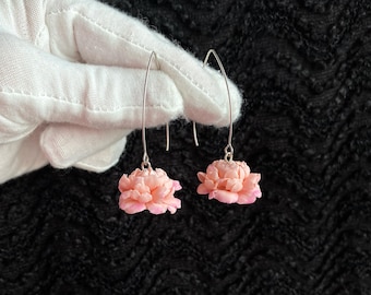 Brincos pendentes de peônia rosa, brincos florais, joias botânicas feitas à mão