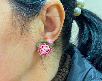 Brincos de botão com buquê de peônias rosa, brincos florais, joias botânicas feitas à mão