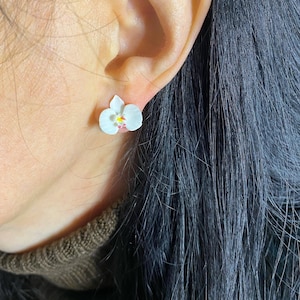 Miniature realistic white orchid stud earrings, Orchid earrings,Phalaenopsis Orchid earrings, Orchids stud earrings for gift
