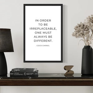 Peut inclure: Impression encadrée en noir et blanc avec une citation de Coco Chanel : "Pour être irremplaçable, il faut toujours être différent."