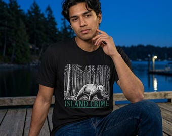 Camiseta Island Crime Bear (UNISSEX) | Ilustração de Urso da Floresta, Texto Retrô
