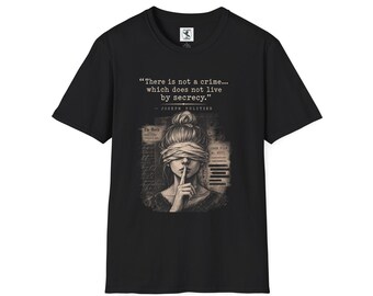 Camiseta com citação de Joseph Pulitzer feita à máquina de escrever (UNISSEX) | "Não existe crime... que não viva do segredo."