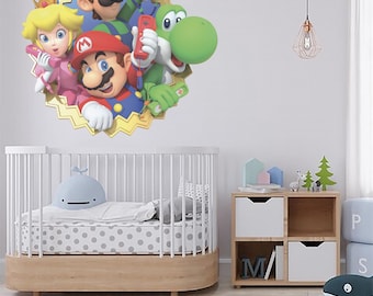 Puede incluir: Un adhesivo de pared circular que muestra a Mario, Luigi, la Princesa Peach y Yoshi, cada uno sosteniendo un mando de videojuego. Los personajes aparecen dentro de un marco dorado en forma de estrella, creando un efecto tridimensional en la pared.