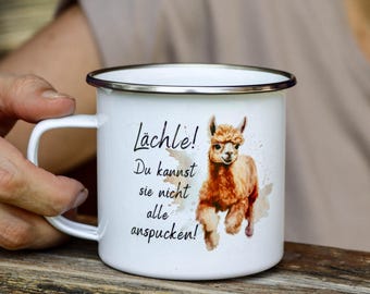 Emailletasse Alpaka mit Spruch - Lustige Tasse "Lächle! Du kannst sie nicht alle anspucken!" | Lama