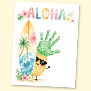 Pode incluir: Uma impressão retangular vertical com o texto ALOHA em letras coloridas decoradas com flores. Abaixo, um personagem de abacaxi amarelo usando óculos de sol pretos está ao lado de uma prancha de surf com um design de onda e palmeira, coberto por uma impressão de mão verde.
