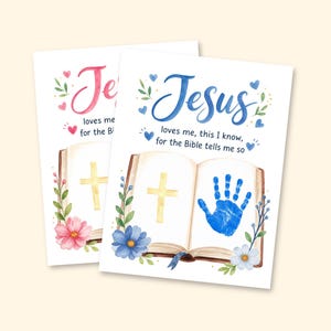 Può includere: Due stampe rettangolari con illustrazioni ad acquerello di una Bibbia aperta con una croce dorata e un'impronta di mano. Il testo recita Jesus loves me, this I know, for the Bible tells me so. Una stampa presenta accenti rosa e l'altra blu.