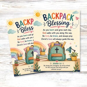 Może przedstawiać: Dwie identyczne prostokątne karty z napisem Backpack Blessing, przedstawiające kolorową ilustrację turkusowego plecaka z krzyżem, książkami, ołówkami, lampką i tęczą. Tekst zawiera wiersz oraz werset z Księgi Jozuego 1:9 w czarnym kolorze.