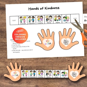 以下が含まれることがあります： 「思いやりの手」の印刷可能なアクティビティシート。子供たちのイラストと「感謝」、「許し」、「友情」、「分かち合い」、「助け合い」、「喜び」の言葉が書かれています。塗り絵バージョンも含まれています。ハサミと手の切り抜きも表示されています。