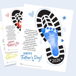 Può includere: Un set di tre stampe su carta bianca a tema Festa del Papà. Ogni stampa presenta un'impronta blu all'interno di un'impronta di scarpa nera, con il testo "Happy Father's Day!" e una poesia. È incluso anche l'anno "2026".