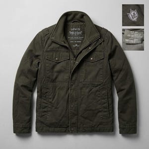 Könnte beinhalten: Eine olivgrüne Feldjacke mit Stehkragen, Frontreißverschluss mit Druckknopfleiste, zwei Brusttaschen mit Druckknopfklappen und zwei unteren Leistentaschen. Das Innenetikett zeigt das Markenlogo von Levi's.