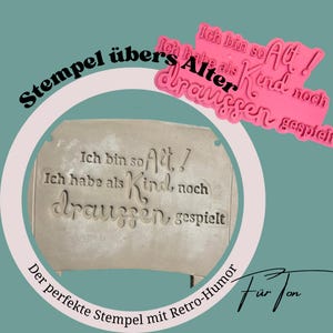 Könnte beinhalten: Ein Stempel mit dem Text "Ich bin so alt! Ich habe als Kind noch draussen gespielt" in Hellgrau. Ein rosa Stempel mit dem Text "Ich bin so alt! Ich habe als Kind noch draussen gespielt" ist ebenfalls sichtbar.