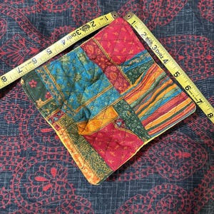 Cuenco Cozie con estampado de patchwork multicolor y tela acolchada amarilla lisa (pequeña)