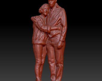 Op de afbeelding: Een sculptuur van twee mensen die elkaar omhelzen. Het beeld is gemaakt van een roodbruin materiaal en is in realistische stijl.
