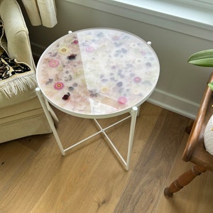 Epoxy resin floral side table. Preserved epoxy flowers, tray table. Round resin flower end table.