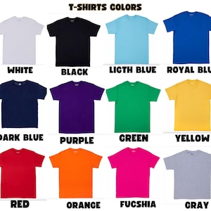 Op de afbeelding: Een display van t-shirts in verschillende kleuren: wit, zwart, lichtblauw, koningsblauw, donkerblauw, paars, groen, geel, rood, oranje, fuchsia en grijs. De tekst "T-SHIRTS COLORS" staat bovenaan, met elke kleur eronder.