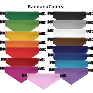 Op de afbeelding: Een verzameling kleurrijke bandana's voor huisdieren, elk met een zwarte gespsluiting. De bandana's worden weergegeven in verschillende kleuren, waaronder groen, geel, oranje, rood, roze, paars, zwart, grijs, wit, bruin en blauw. De tekst "BandanaColors:" staat bovenaan.