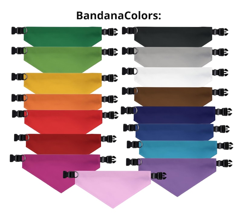 Op de afbeelding: Een verzameling kleurrijke bandana's voor huisdieren, elk met een zwarte gespsluiting. De bandana's worden weergegeven in verschillende kleuren, waaronder groen, geel, oranje, rood, roze, paars, zwart, grijs, wit, bruin en blauw. De tekst "BandanaColors:" staat bovenaan.
