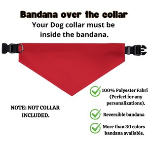 Op de afbeelding: Een rode hondenbandana met een zwarte gespsluiting. De tekst op de afbeelding luidt "Bandana over the collar" en "Your Dog collar must be inside the bandana." De bandana is gemaakt van polyester en is omkeerbaar.
