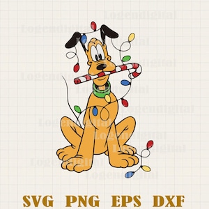 Peut inclure: Illustration de dessin animé de Pluto, un chien jaune, tenant un sucre d'orge dans sa bouche. Il est orné de guirlandes lumineuses et d'un collier vert. Le texte "SVG PNG EPS DXF" est inclus.