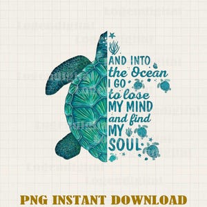 Puede incluir: Ilustración de una tortuga marina turquesa con el texto "AND INTO the Ocean I GO to lose MY MIND and find MY SOUL." La imagen también incluye pequeñas tortugas y gráficos de plantas marinas. El texto "PNG INSTANT DOWNLOAD" está en la parte inferior.