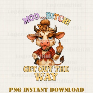 Puede incluir: Una vaca de dibujos animados con una bandana y la lengua fuera está haciendo el dedo medio. La vaca lleva una camisa de cuadros rojos y negros y tiene un collar negro. El texto "MOO...BITCH! GET OUT THE WAY" está escrito en colores arcoíris.