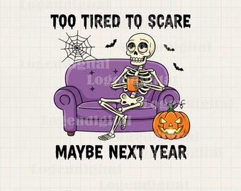 Puede incluir: Ilustración de dibujos animados de Halloween con un esqueleto en un sofá morado, sosteniendo una taza. Una calabaza de Halloween está cerca. El texto dice "TOO TIRED TO SCARE MAYBE NEXT YEAR". También se incluye una telaraña y murciélagos.