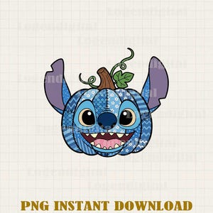以下が含まれることがあります： 大きな目、大きな笑顔、大きな耳が特徴の、スティッチの顔をした青いカボチャ。カボチャは様々な青い模様で装飾されています。「PNG INSTANT DOWNLOAD」の文字が下にあります。