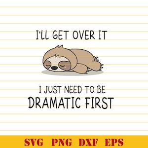 Puede incluir: Un perezoso de dibujos animados con los ojos cerrados y una expresión somnolienta, acostado de espaldas. El texto "I'll get over it I just need to be dramatic first" está escrito debajo del perezoso.