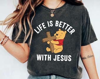 Das Leben ist besser mit Jesus Pooh Bär Komfort Farben T-Shirts, Winnie The Pooh T-Shirts, Pooh Jesus Kreuz Christian Glaube Komfort Farben Shirt