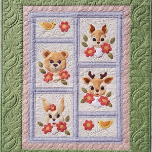 Op de afbeelding: Een gewatteerde wandhanger met een groene rand en een patchwork-ontwerp. Het centrale paneel heeft geborduurde afbeeldingen van een beer, hert, eekhoorn, konijn en vogels, elk omringd door rode bloemen.