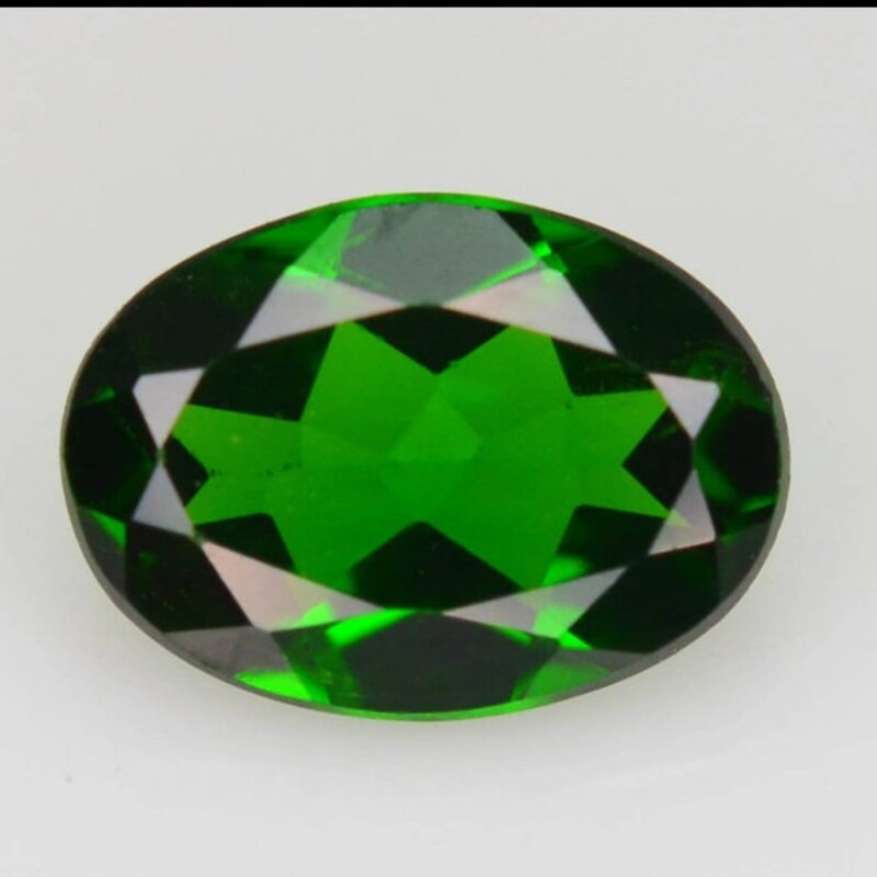 thumbnail interactive-video image 1 of Russian Green Chrome Diopside Round Cut Gemstone – 6mm, New With Tags 1 of 5