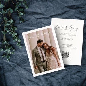 Puede incluir: Invitación de boda con una foto de una pareja frente a un edificio. La invitación incluye los nombres de la pareja, la fecha de la boda, el lugar y un código QR. El texto de la invitación dice "Annie & George" y "08.12.2025".