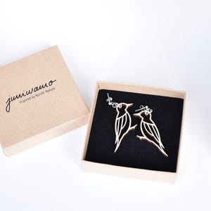 Ohrringe &quot;Specht&quot; aus Birkensperrholz und recyceltem Silber, altweiß