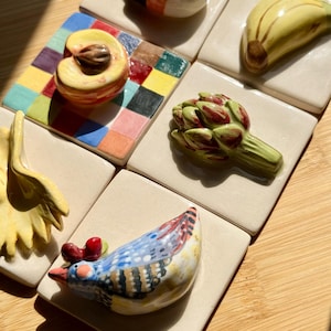 Set van 6 3D keramische tegels | Speelse keukenwanddecoratie | Handgeschilderde tegels met artisjok, pasta, perzik en kat | Toscaanse cottagecore kunst 2.2