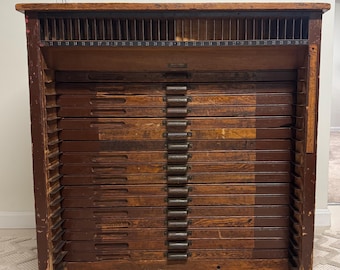Antiker Hammond Mfg. Druckerschrank Apothekerschrank mit 17 Schubladen