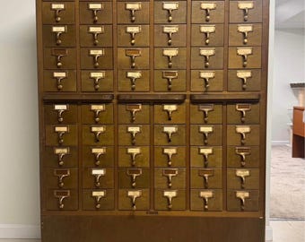 Archivador de fichas de biblioteca antiguo de Gaylord Bros. con 60 cajones y estantes extraíbles.