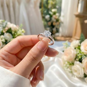 Bague moissanite, anneau solitaire réglable en argent avec placage rhodium