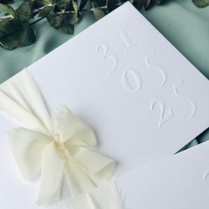 Faire-part passeport avec feuille d'or et couverture de passeport blanche, faire-part passeport, faire-part carte d'embarquement, faire-part passeport, faire-part de mariage