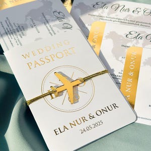 Faire-part passeport avec feuille d'or et couverture de passeport blanche, faire-part passeport, faire-part carte d'embarquement, faire-part passeport, faire-part de mariage
