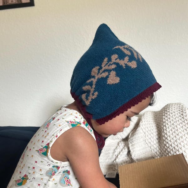 Handgjord kashmirstickad babyhatt - Baby Pixie Hood