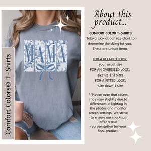 Op de afbeelding: Een lichtblauw Comfort Colors T-shirt met het woord "MAMA" in een bloemenontwerp. Het shirt is unisex. De tekst "Comfort Colors T-Shirts" staat aan de linkerkant van de afbeelding.