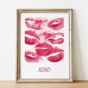 Roter Lippen-Druck-Plakat, moderne Wanddekoration des Kusses, romantische und ästhetische digitale Kunst mit XOXO Design, trendiger Lippenstift-Küsse-Druck