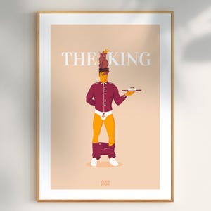 Peut inclure: Impression d'art encadrée avec une illustration stylisée d'une personne en veste bordeaux et sous-vêtements blancs, tenant un plateau avec un petit gâteau. Le texte "THE KING" est au-dessus de la figure, avec une couronne sur la tête. Le fond est pêche clair.