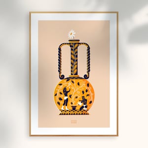 Könnte beinhalten: Gerahmter Kunstdruck mit einer stilisierten Illustration einer gelben Vase mit blauen Akzenten und einer weißen Gänseblümchen. Die Vase hat zwei Figuren und ein florales Design. Das Kunstwerk ist in einem Holzrahmen gerahmt.